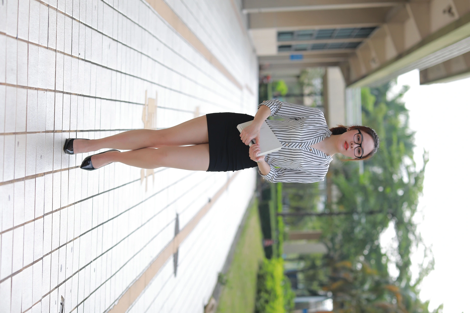 [魔镜街拍] 020 制服包臀裙小姐姐1 户外 2